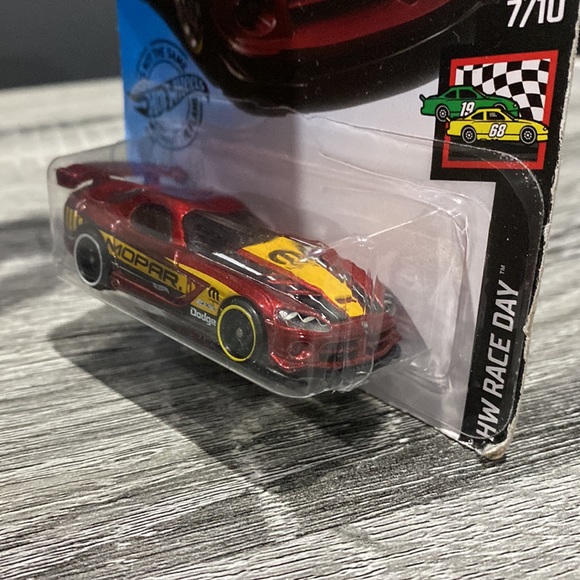 Hot Wheels | Race Day #7 of 10 Vehicles: Dodge Viper SRT10 ACR - 1:64 Scale - Picture 6 of 13